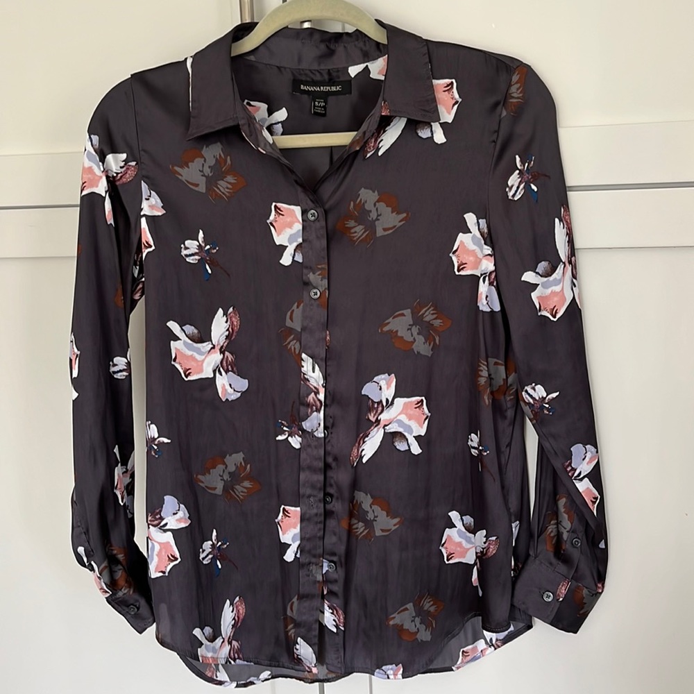 💐BANANA REPUBLIC Petite satin print blouse